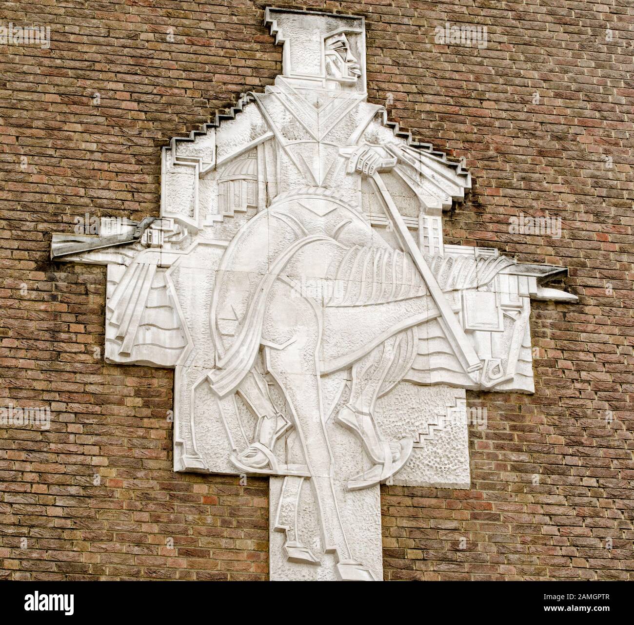 La scultura del Black Friar di Edward Bainbridge Coppall è esposta al pubblico sul lato di alcuni negozi e appartamenti a Southwark, Londra dal 1958. Foto Stock