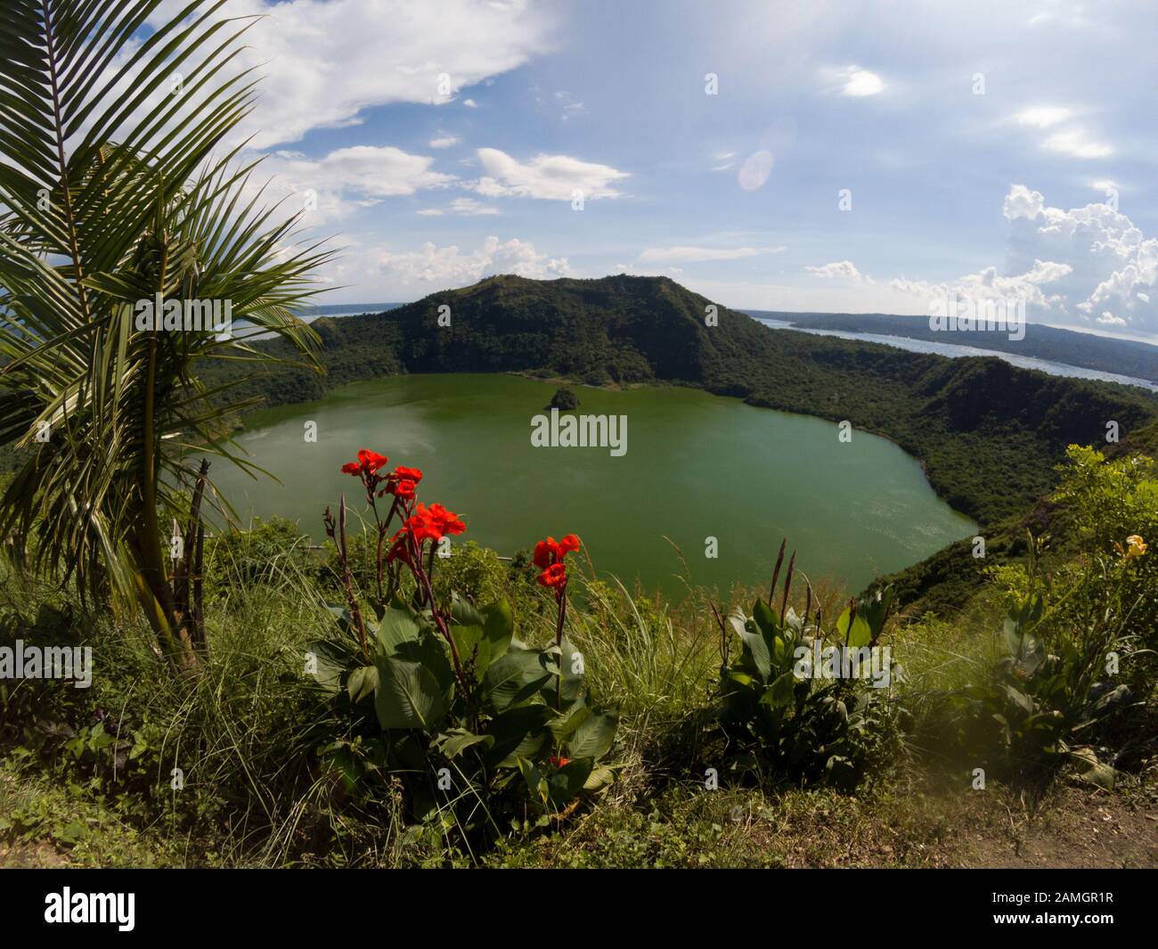 Una vista del cratere del vulcano Taal a Tagaytay, Filippine. Foto risalente al 2018. Foto Stock