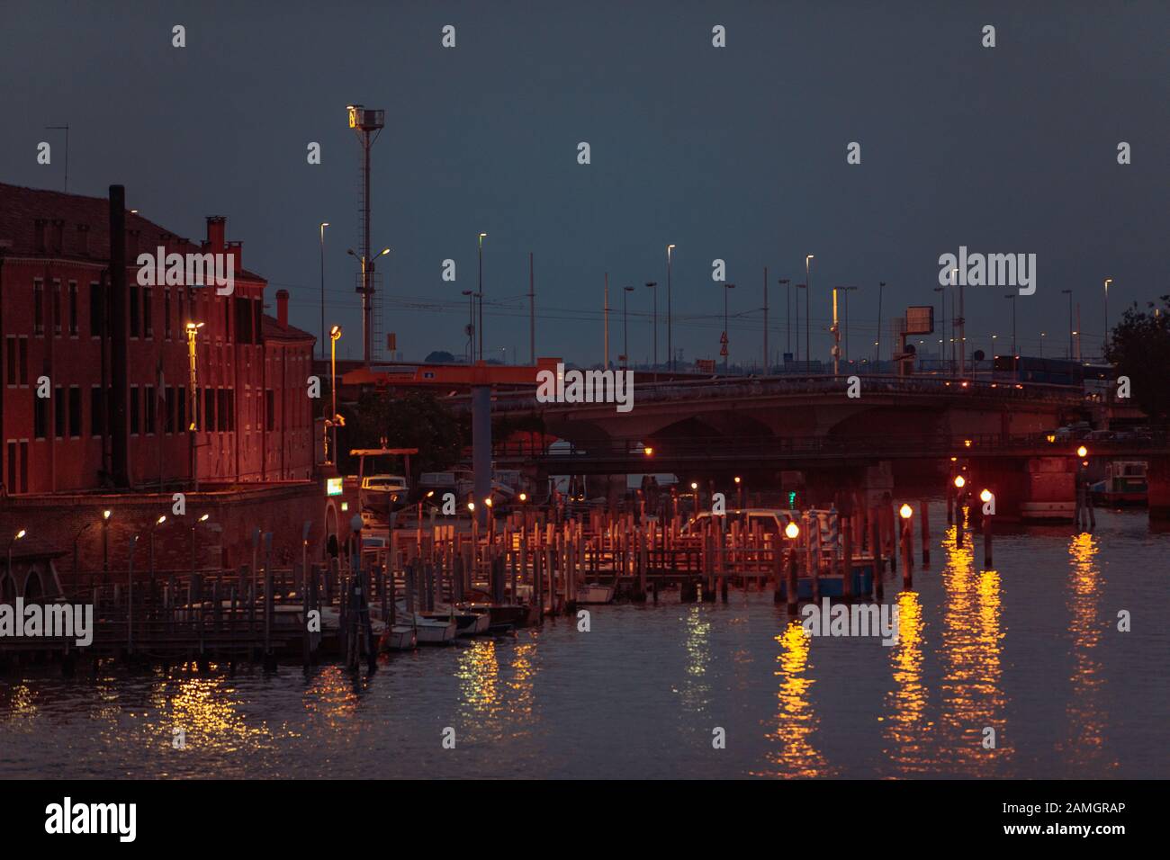 Vista di Venezia di notte le luci della città Grand Canal Foto Stock