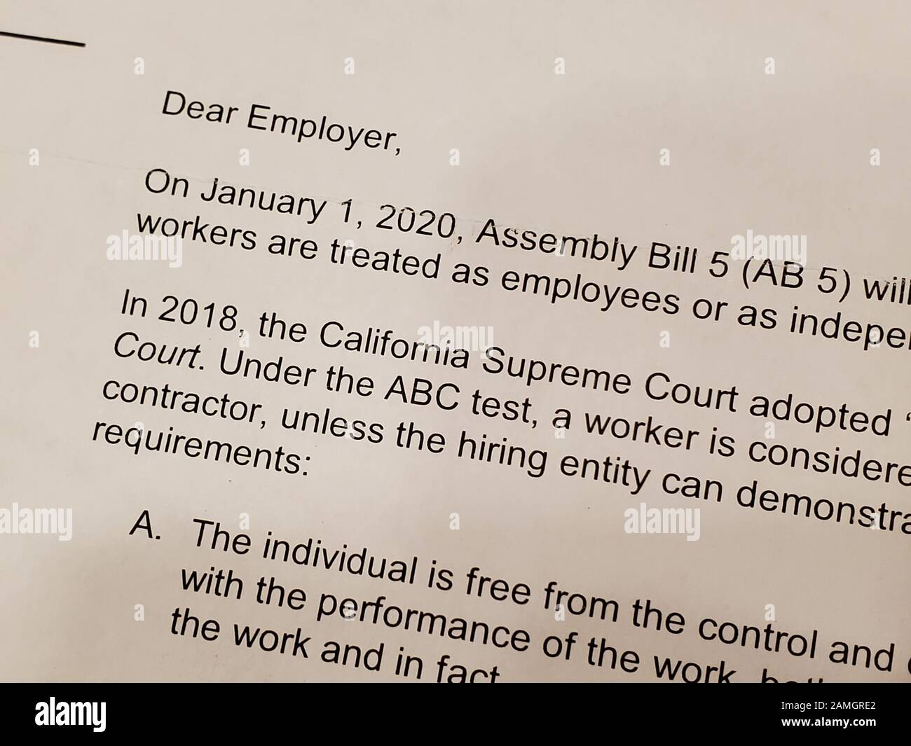 Primo piano di testo che fa riferimento alla California AB5, una legge che modificherebbe lo status di molti contraenti indipendenti in California, in una lettera emessa dallo Stato ai datori di lavoro, San Ramon, California, 9 gennaio 2020. () Foto Stock