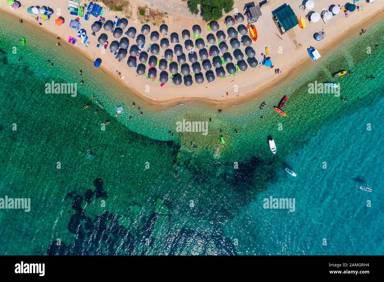 Veduta aerea dell'uccello del drone della spiaggia di Agia Paraskeui con mare turchese in isole complesse nella zona di Parga, Mar Ionio, Epiro, Grecia Foto Stock