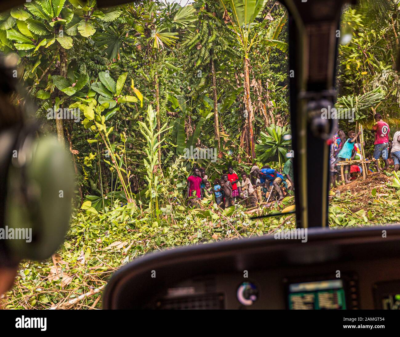I nativi ricevono gli ospiti stranieri in elicottero nella giungla di Bougainville Foto Stock