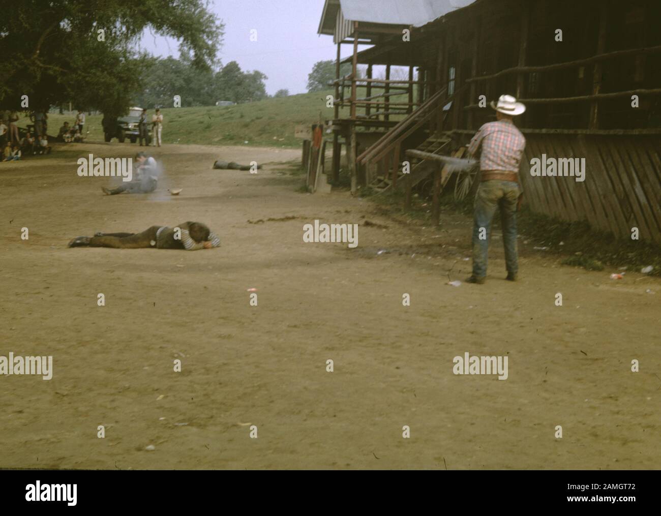 Due attori che indossano costumi da cowboy eseguono una rievocazione di una lotta da sparo 'wild West', 1965. () Foto Stock