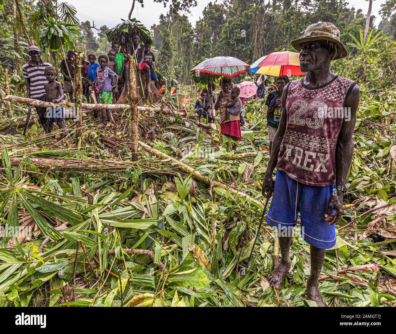 I nativi con ospiti stranieri nella giungla di bougainville Foto Stock