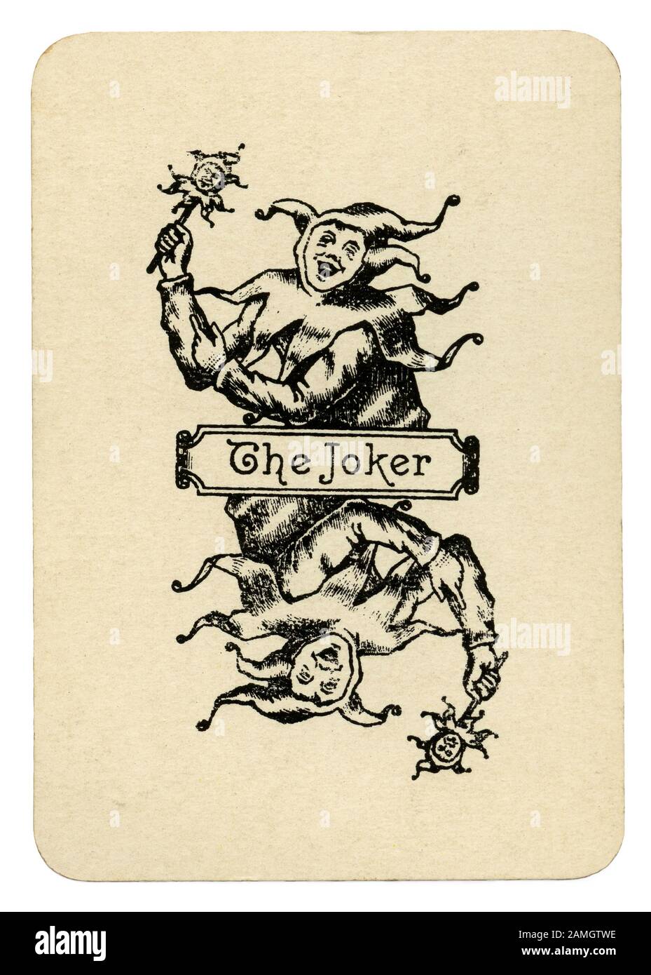 Una vecchia carta da gioco con una illustrazione di 'Joker' - da un pacchetto promozionale di carte da gioco da un L Clarke e Co di Stirling Old Lowland Scotch whisky c.1910. La società è stata basata in Glasgow e Londra. Il Joker è raffigurato come un buffone di corte o lo sciocco ed è in possesso di un 'marotte' - un puntello bastone o scettro con una testa scolpita su di esso. Dal francese, significa un Fool's "pallina" (o battito) - spesso con piccole campane. Portato da un buffone o Arlecchino, testa in miniatura spesso riflette (come qui di seguito) il costume del buffone che lo trasporta. Foto Stock