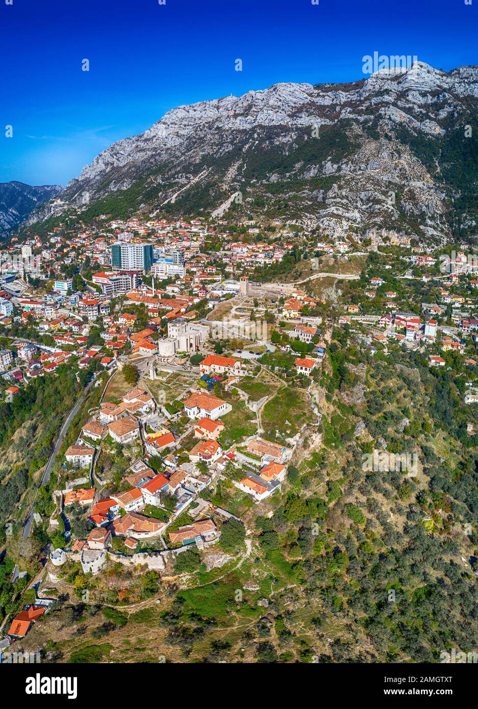 Drone vista aerea su con le rovine del castello di Kruje in Albania Foto Stock