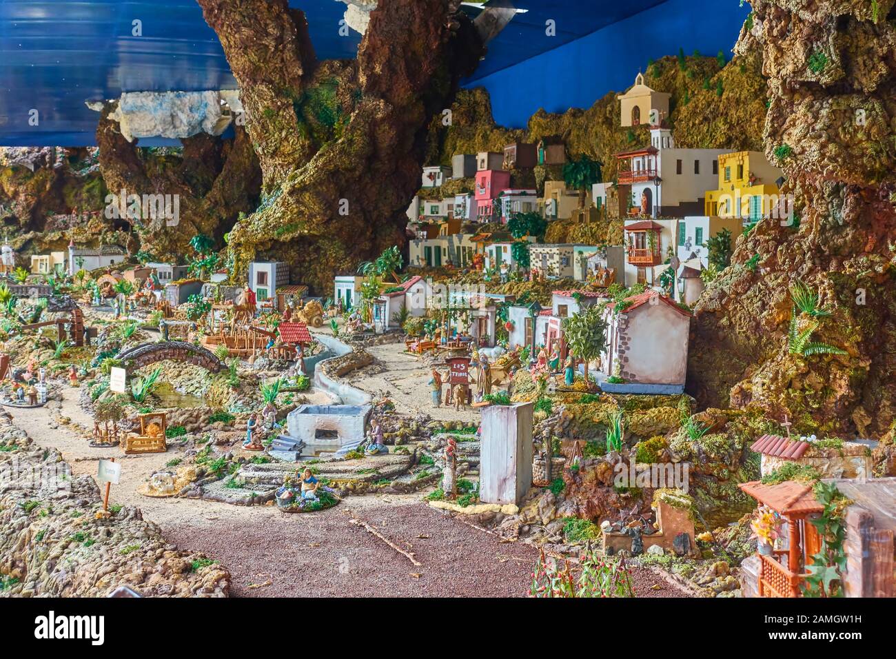 Candelaria, Tenerife, Spagna - 12 dicembre 2019: Christmas Belen - Presepe (credo), Presepe, statuetta di persone e case in miniatura Foto Stock