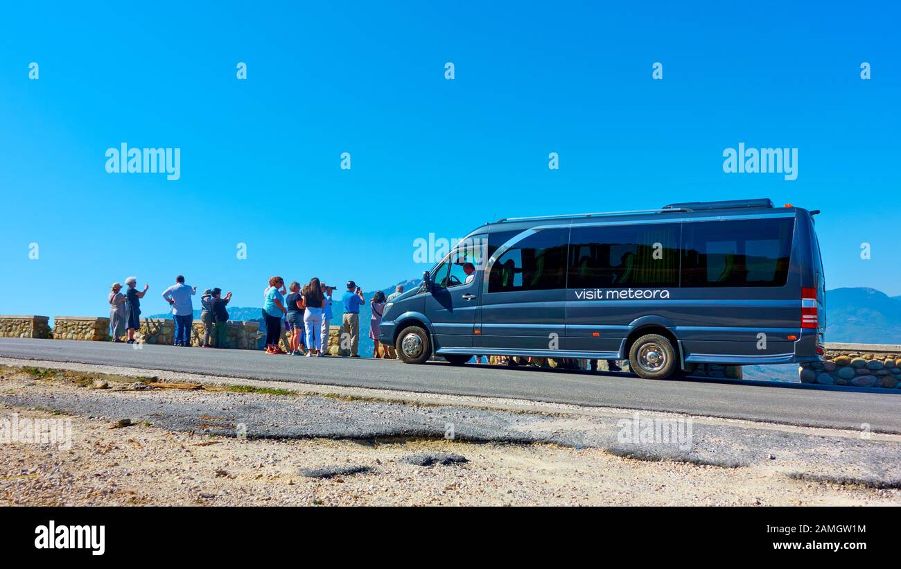 Meteora, Kalambaka, Grecia - 18 settembre 2019: Gruppo di turisti e autobus per escursioni guidate a Meteora Foto Stock