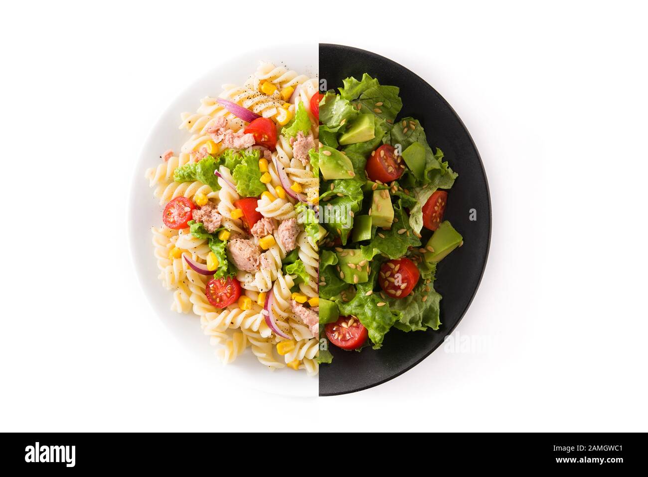 Insalata di pasta e insalata di avocado montaggio isolato su sfondo bianco Foto Stock