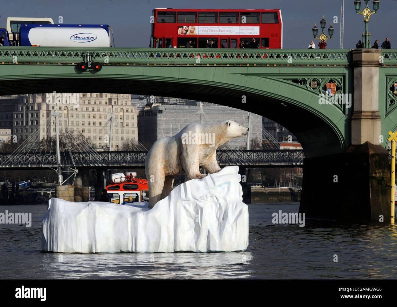 Un orso polare su un Iceberg che galleggia sul Tamigi oltre le Houses of Parliament parte di una pubblicità stunt per lanciare un nuovo canale televisivo di Storia Naturale. Foto Stock