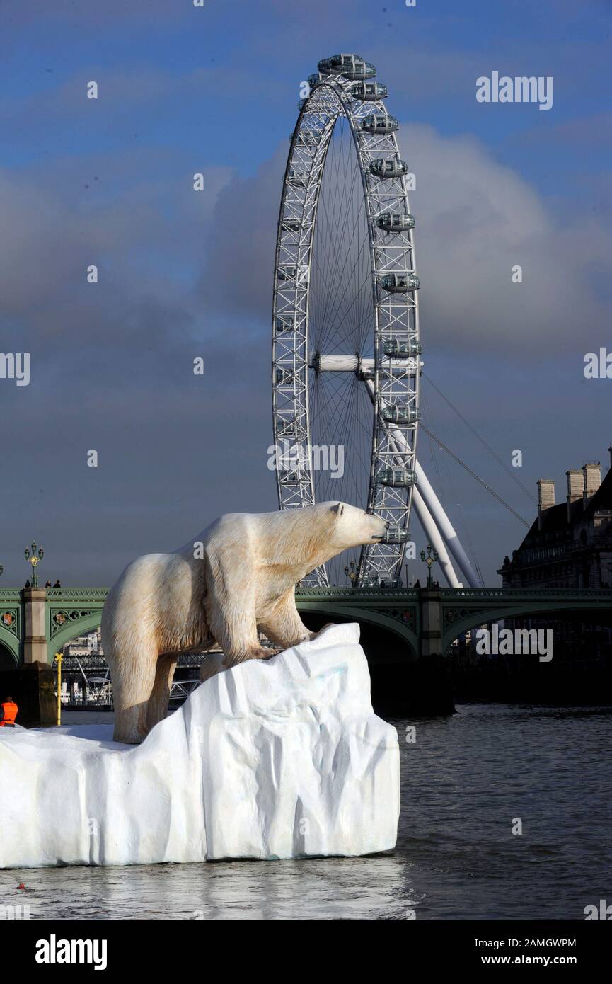 Un orso polare su un Iceberg che galleggia sul Tamigi oltre le Houses of Parliament parte di una pubblicità stunt per lanciare un nuovo canale televisivo di Storia Naturale. Foto Stock
