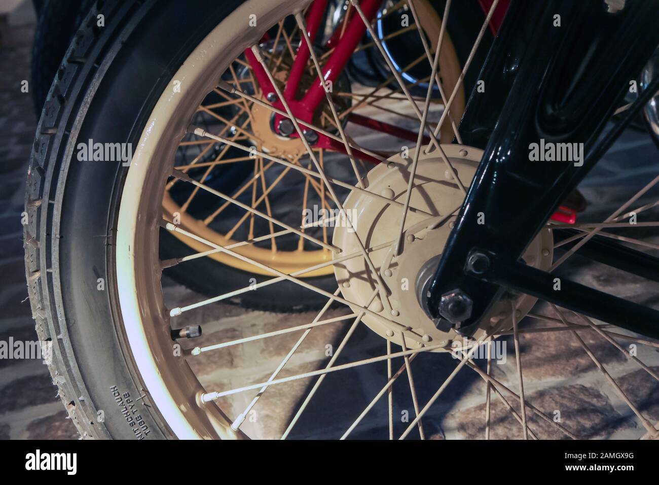 Il dettaglio della vecchia motocicletta con parte del telaio, sospensione e ruota anteriore con allacciatura. Foto Stock