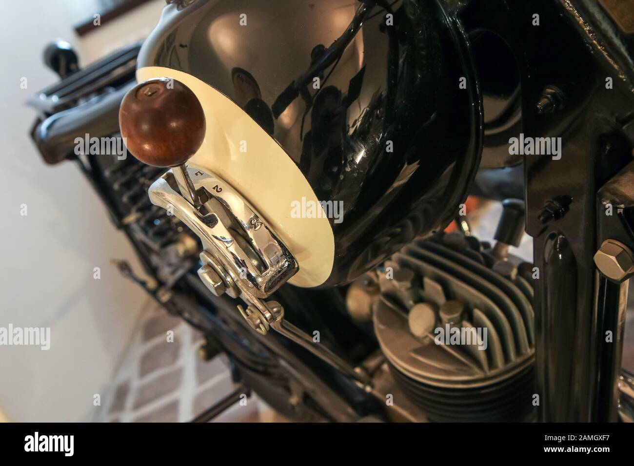 Il dettaglio della vecchia motocicletta con parte del telaio, del motore, del serbatoio del carburante e di un ingranaggio. Foto Stock