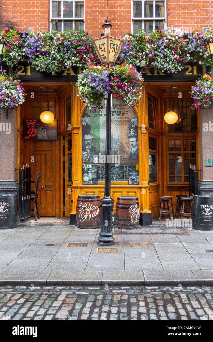 Dublino. Irlanda. 06.26.16. L'esterno di un tradizionale pub irlandese nell'area di Temple Bar di Dublino nella Repubblica d'Irlanda. Foto Stock