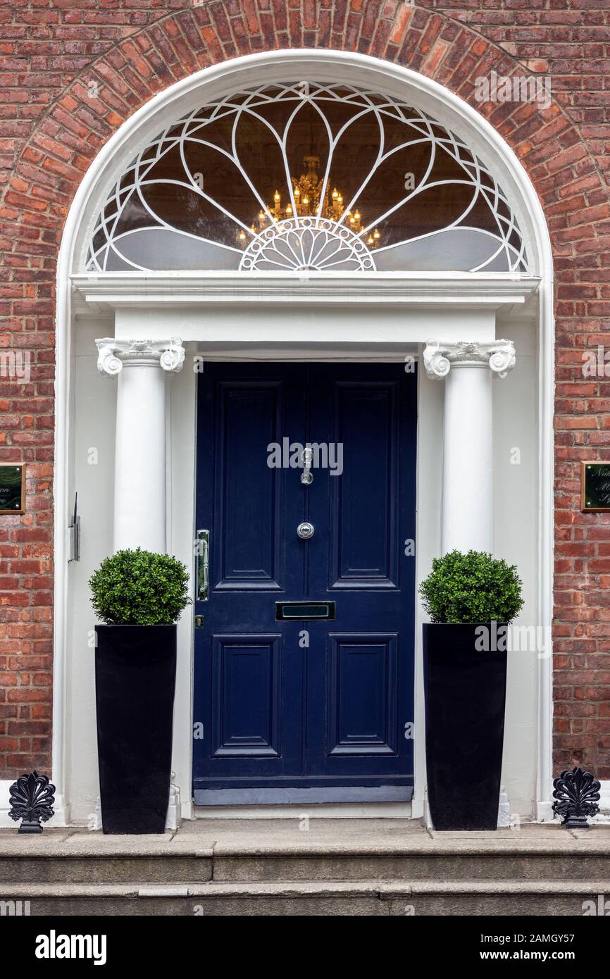 Dublino. Irlanda. 06..25. 16 Una delle famose porte di Dublino. Tipico del design di molte porte anteriori nel centro di Dublino. Repubblica d'Irlanda. Sono Foto Stock