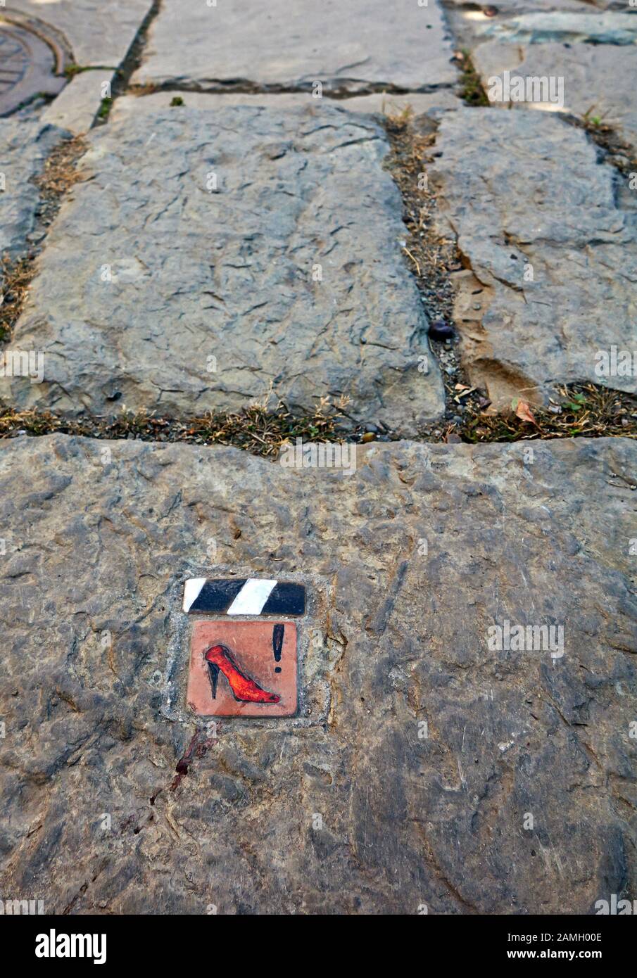 avvertenza. Non ci sono scarpe con tacco alto in via di pietra a Tibersi. Goggia Foto Stock