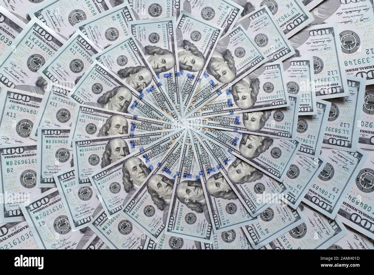 Mandala caleidoscopio dal denaro. Abstract denaro sfondo pattern raster ripetere mandala cerchio. Su sfondo bianco. Foto Stock