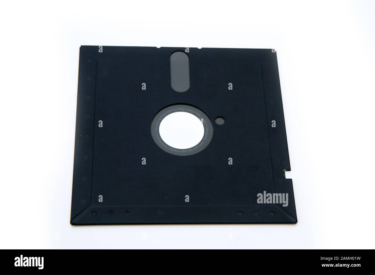 Il vecchio disco floppy retro PC 5 e 1/4 isolato su sfondo bianco. Foto Stock