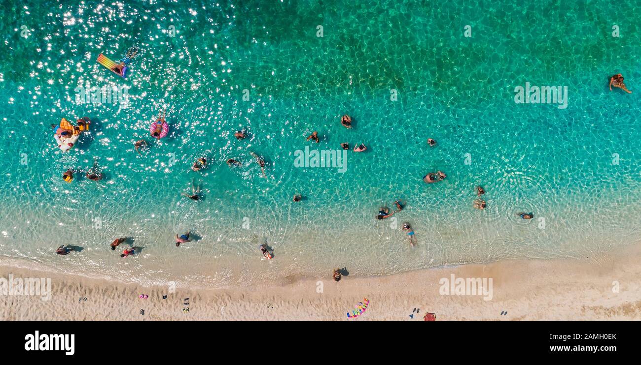 Veduta Aerea Da Flying Drone Di Persone Folla Divertirsi, Giocare E Rilassarsi In Acqua Nella Zona Di Parga, Mar Ionio, Epiro, Grecia Foto Stock