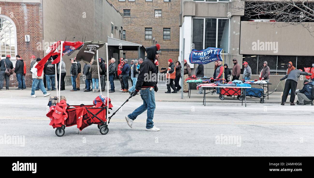 Un maschio nero venditore da passeggiate Trump sostenitori frequentando il Trump 2020 rielezione rally a Toledo, Ohio, Stati Uniti d'America il 9 gennaio 2020. Foto Stock