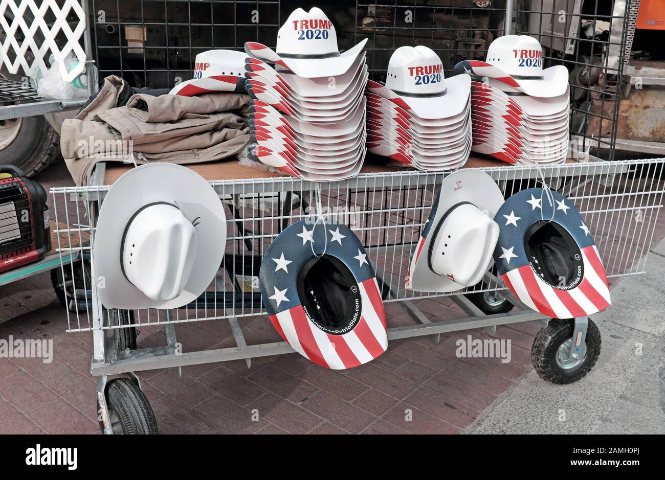 Patrotic ispirato cappelli da cowboy con i colori della bandiera statunitense e Trump 2020 scritta su di essi per la vendita al di fuori di una Trump 2020 campagna di rielezione di rally. Foto Stock