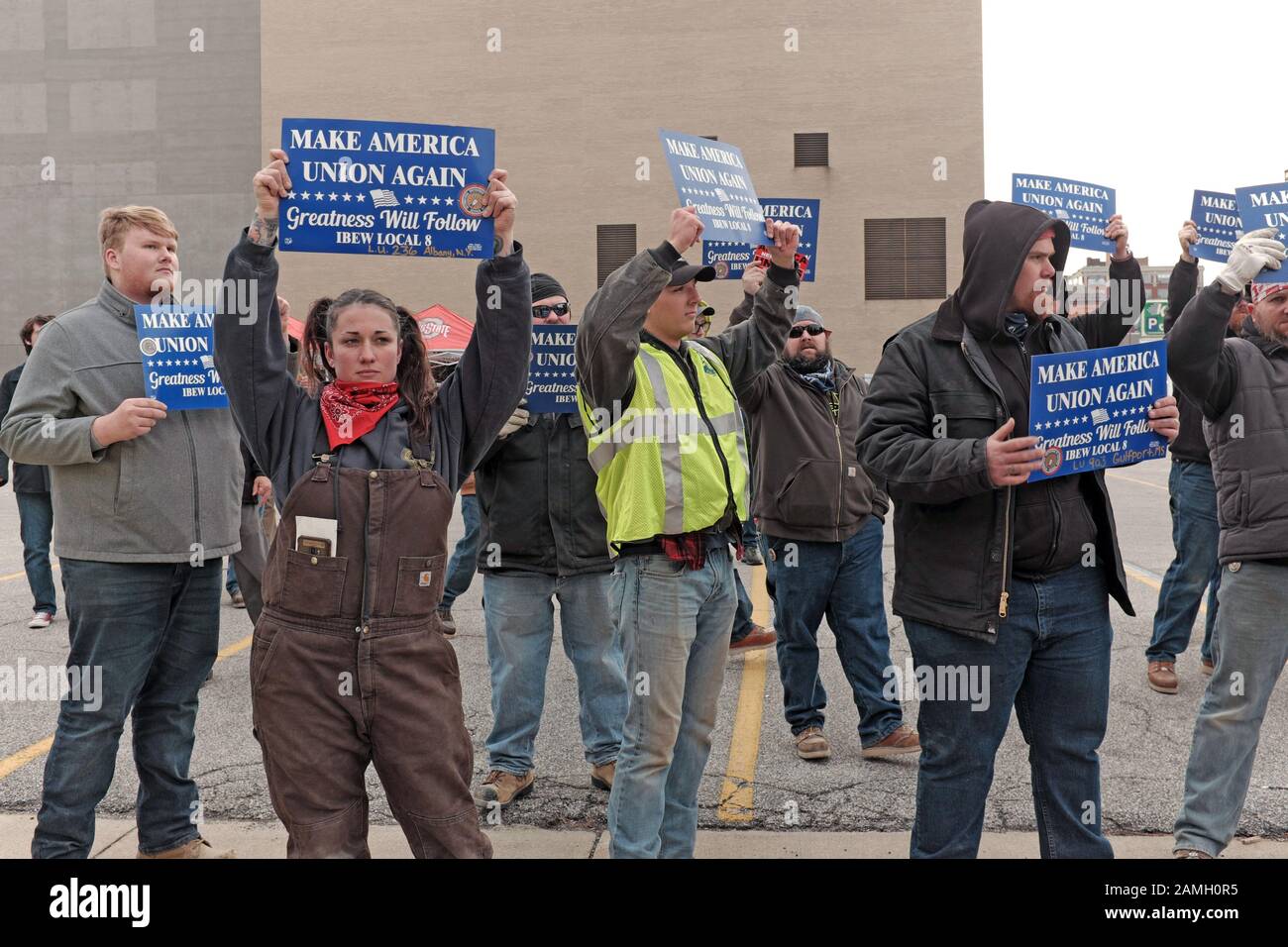 Lavoratori Pro-Union rally contro Trump durante la sua visita a Toledo, Ohio, Stati Uniti d'America il 9 gennaio 2020 per una Trump 2020 Campagna Re-Election evento. Foto Stock