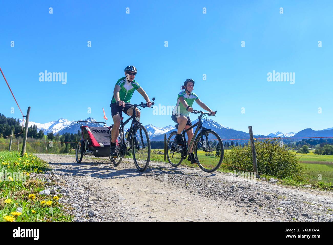 Famiglia tour in bicicletta in primavera in Algovia montagne vicino a Oberstdorf Foto Stock