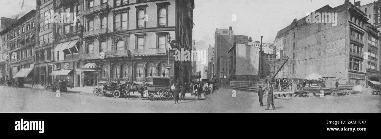 Fotografia panoramica della Berlitz School, Mark Cross e Cafe Martin sulla Fifth Avenue, New York City, del fotografo Burton F. Welles, pubblicato da Welles and Co, 1911. Dalla Biblioteca Pubblica Di New York. () Foto Stock