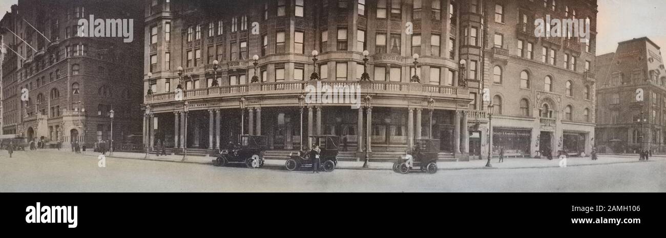 Fotografia panoramica di Plaza Bank, Ramsdell Drug and Co, Hotel Savoy e Netherland Hotel sulla Fifth Avenue, New York City, dal fotografo Burton F. Welles, pubblicato Welles e Co, 1911. Dalla Biblioteca Pubblica Di New York. Nota: L'immagine è stata colorata digitalmente utilizzando un processo moderno. I colori potrebbero non essere precisi per il periodo. () Foto Stock