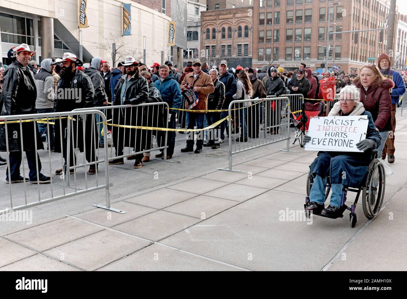 Donna detiene il segno "razzista ingiustizia ferisce tutti' passa Trump sostenitori in attesa di partecipare al Trump 2020 RIELEZIONE Rally a Toledo, Ohio, Stati Uniti d'America. Foto Stock