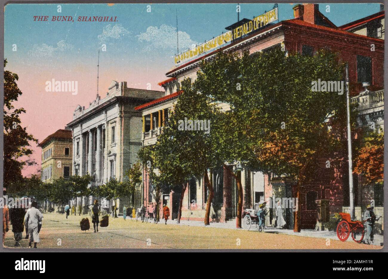Cartolina illustrata con edifici in stile coloniale lungo il Bund, Shanghai, Cina, pubblicata da Young Photo Co, 1912. Dalla Biblioteca Pubblica Di New York. () Foto Stock
