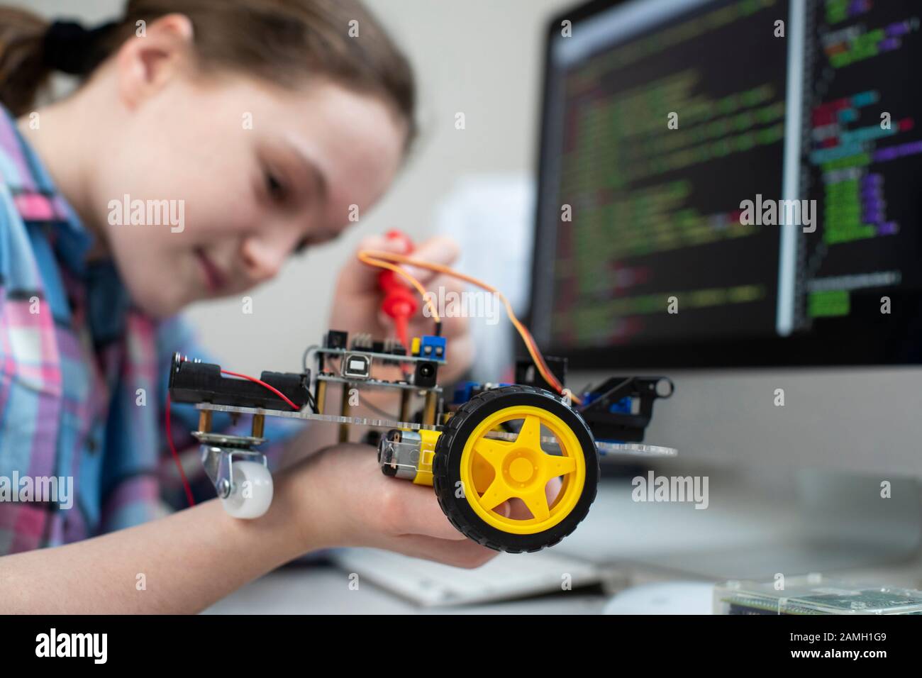 Studente Femminile Costruzione Robot Car In School Science Lezione Foto Stock