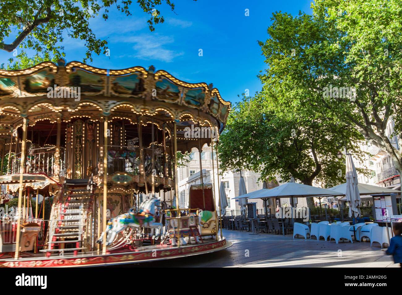 Avignone, FRANCIA - 28 APRILE 2019: Giostra Belle Epoque nel centro storico di Avignone, Francia. Questa bella c tradizionale Foto Stock