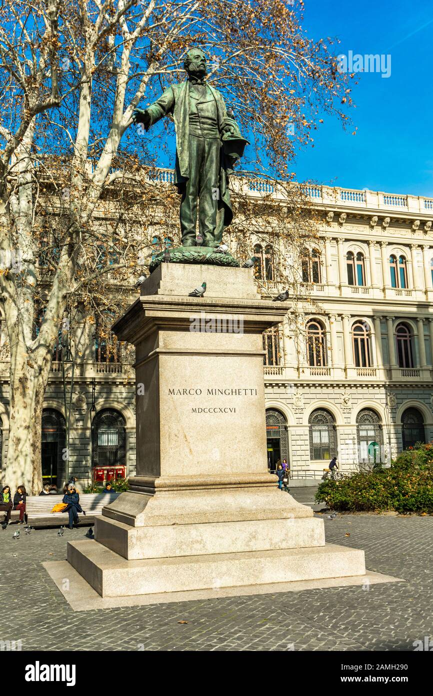 Bologna, ITALIA - 15 FEBBRAIO 2018: Statua bronzea dello statista italiano Marco Minghetti a Bologna, Italia. La scultura è stata realizzata dallo scultore italiano Giuli Foto Stock