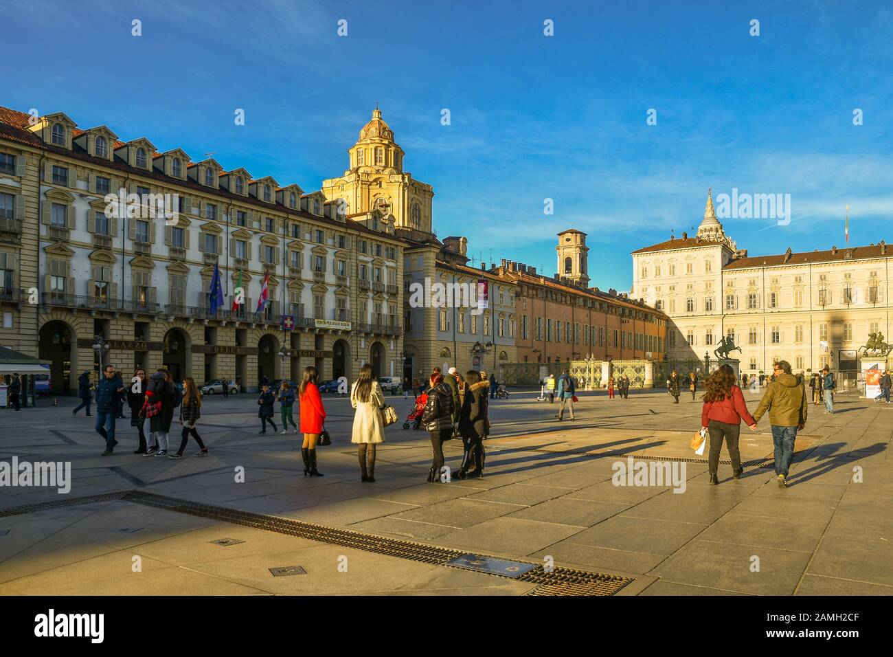 Vista su Piazza Castello con la cupola della Chiesa reale di San Lorenzo e il Palazzo reale in una soleggiata giornata invernale, Torino, Piemonte, Italia Foto Stock