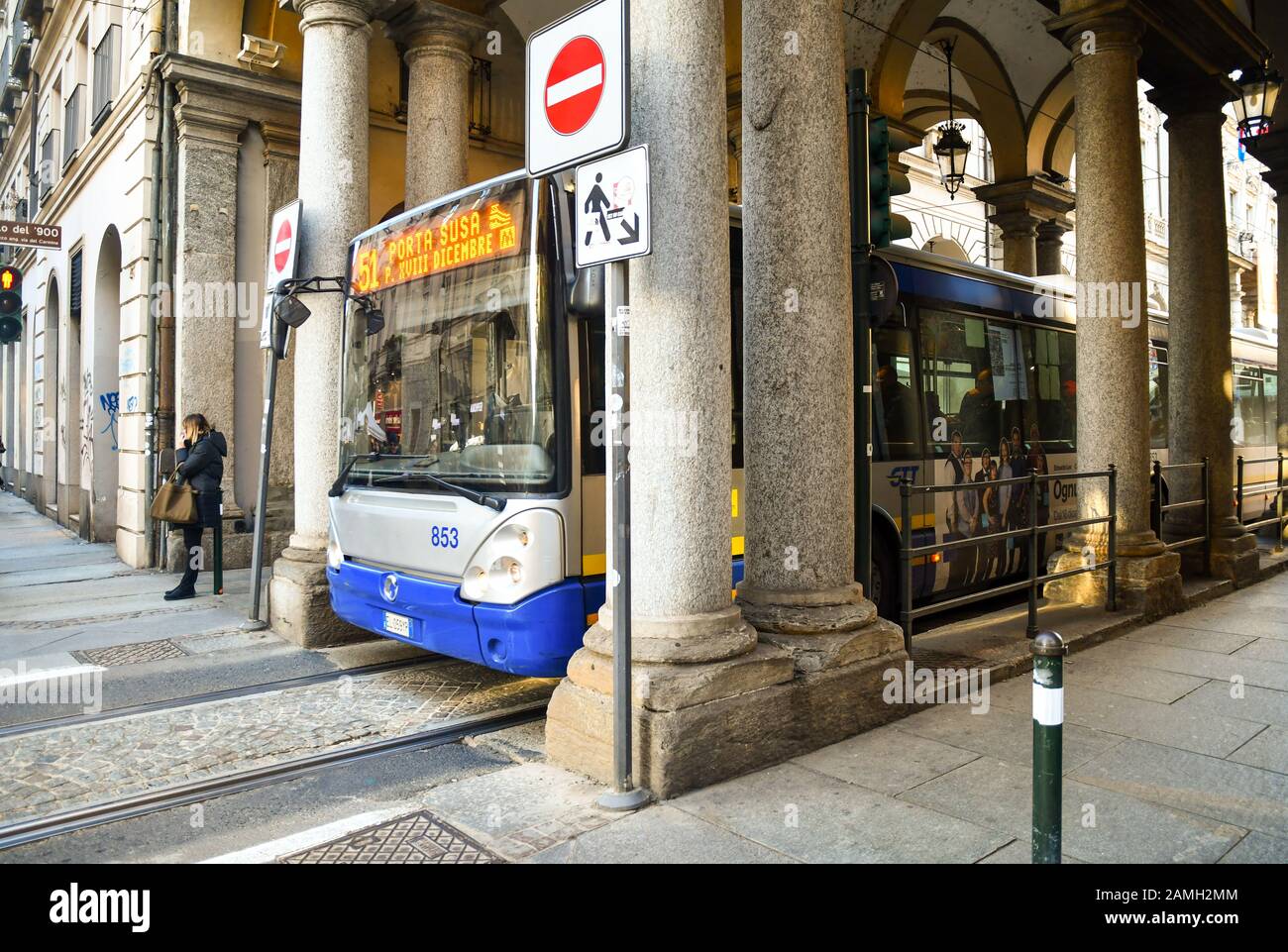 51 linea bus che passa sotto la galleria all'incrocio tra Via Milano e Via Garibaldi nel centro di Torino, Piemonte, Italia Foto Stock