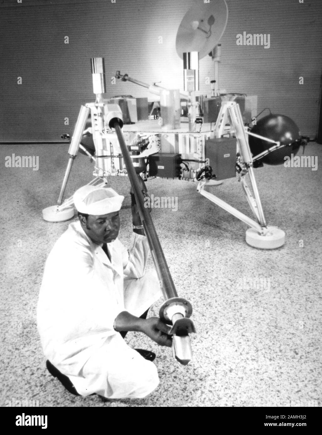 Il tecnico controlla il campione di suolo del calunnia vichingo, con il braccio robotico utilizzato per raccogliere un campione del suolo marziano, presso il Langley Research Center, Hampton, Virginia, Stati Uniti, 20 maggio 1971. Immagine gentilmente concessa dalla NASA. () Foto Stock