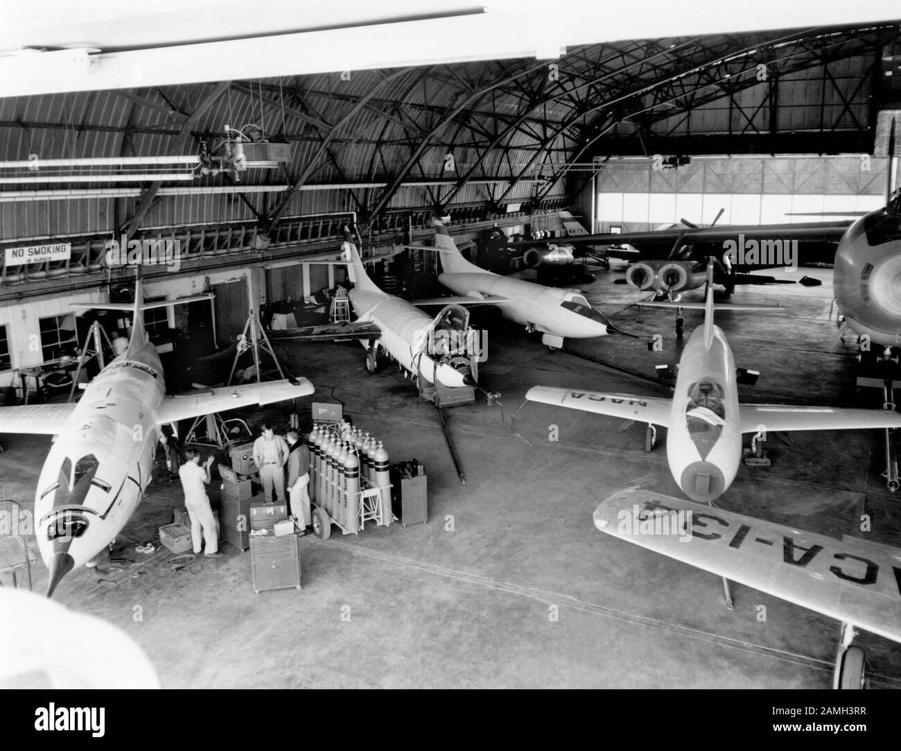 Velivoli NACA ad un hangar alla base del sud della base dell'aeronautica di Edwards: Tre D-558-2s, D-558-1 ed un B-47, con le X-4 e F-51 nello sfondo, contea di Kern, California, Stati Uniti, 1953. Immagine gentilmente concessa dalla NASA. () Foto Stock
