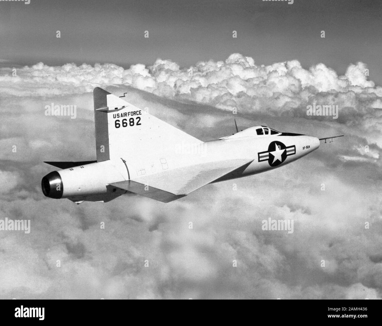 Fotografia dell'aeromobile XF-92A in volo sopra uno strato di nuvole vicino alla base dell'aeronautica di Edwards, California, Stati Uniti, 1953. Immagine gentilmente concessa dalla NASA. () Foto Stock