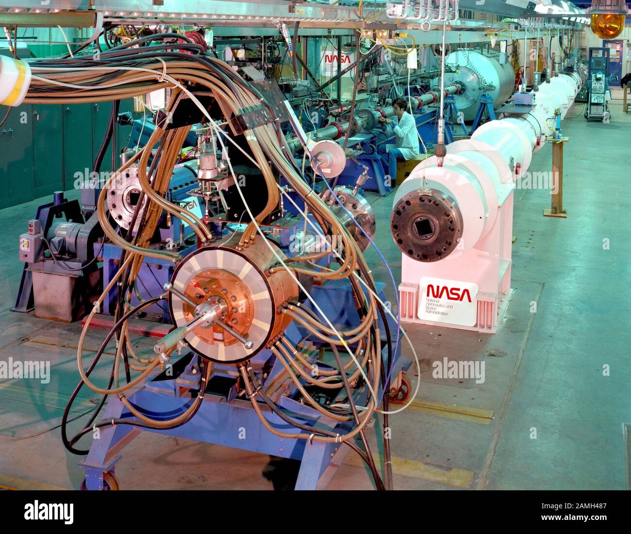 Fotografia del driver del tubo di scossa elettrica dell'arco, che è stato rotolato via dal resto del dispositivo nello sfondo, 1978. Immagine gentilmente concessa dalla NASA. () Foto Stock