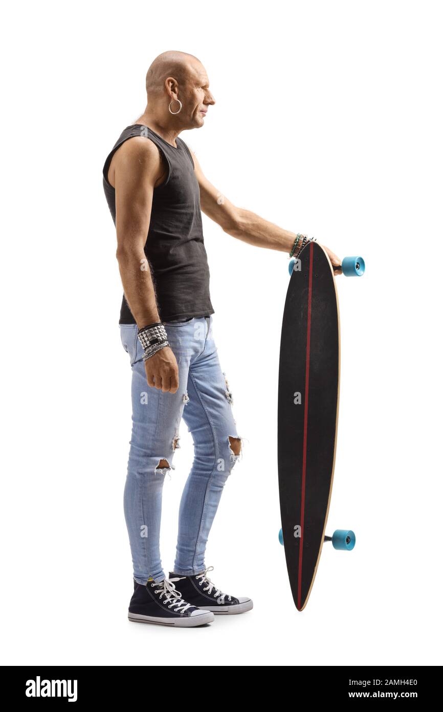 Bald hippster uomo in piedi e tenendo un longboard isolato su sfondo bianco Foto Stock