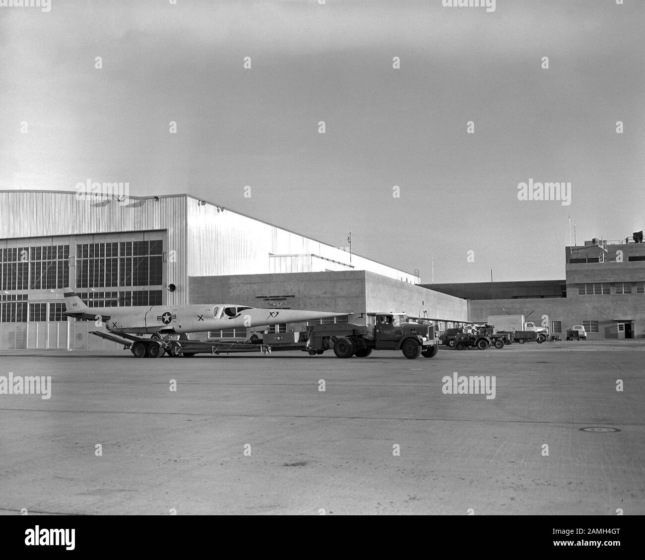 Fotografia dell'aeromobile Douglas X-3 Stiletto trainato dietro l'hangar NACA verso il lago, base dell'aeronautica Edwards, California, Stati Uniti, 27 ottobre 1956. Immagine gentilmente concessa dalla NASA. () Foto Stock