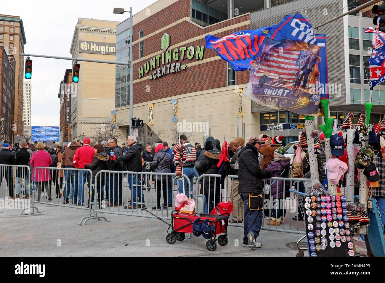 Trump sostenitori di attendere al di fuori del centro di Huntington a Toledo, Ohio, USA per assistere il 2020 Trump rielezione campagna rally su Gennaio 9, 2020. Foto Stock