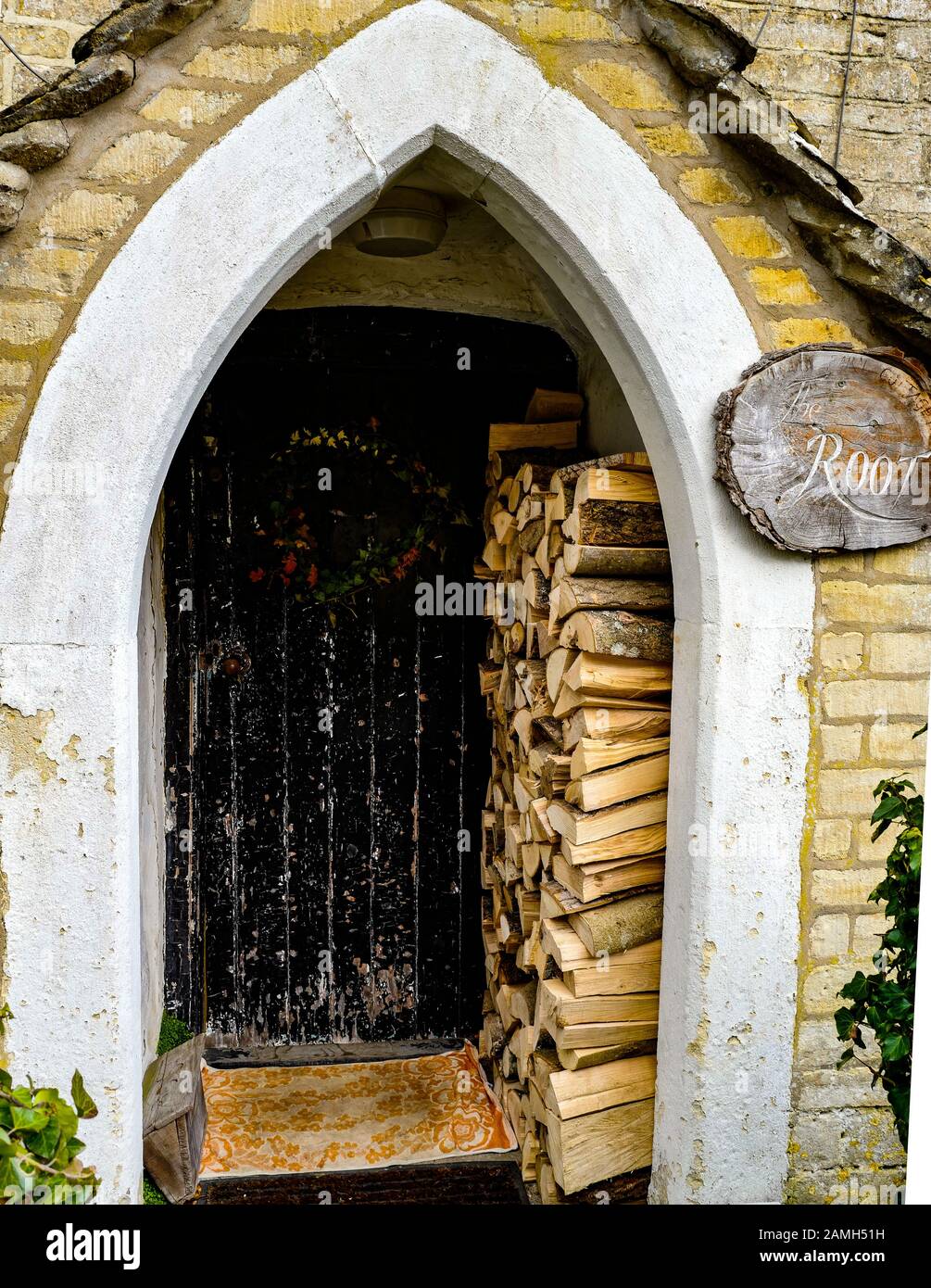 Negozio Di Tronchi, Cotswold Country Cottage Porch Foto Stock