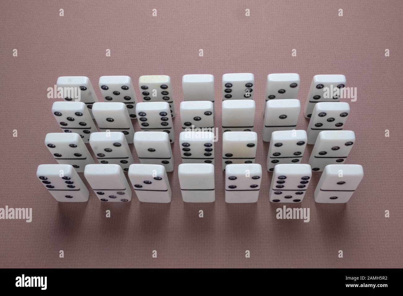 Set di piastrelle Domino utilizzato per il gioco da tavolo di Dominos. Piastrelle disposte in 4 file di 7 piastrelle. Foto Stock