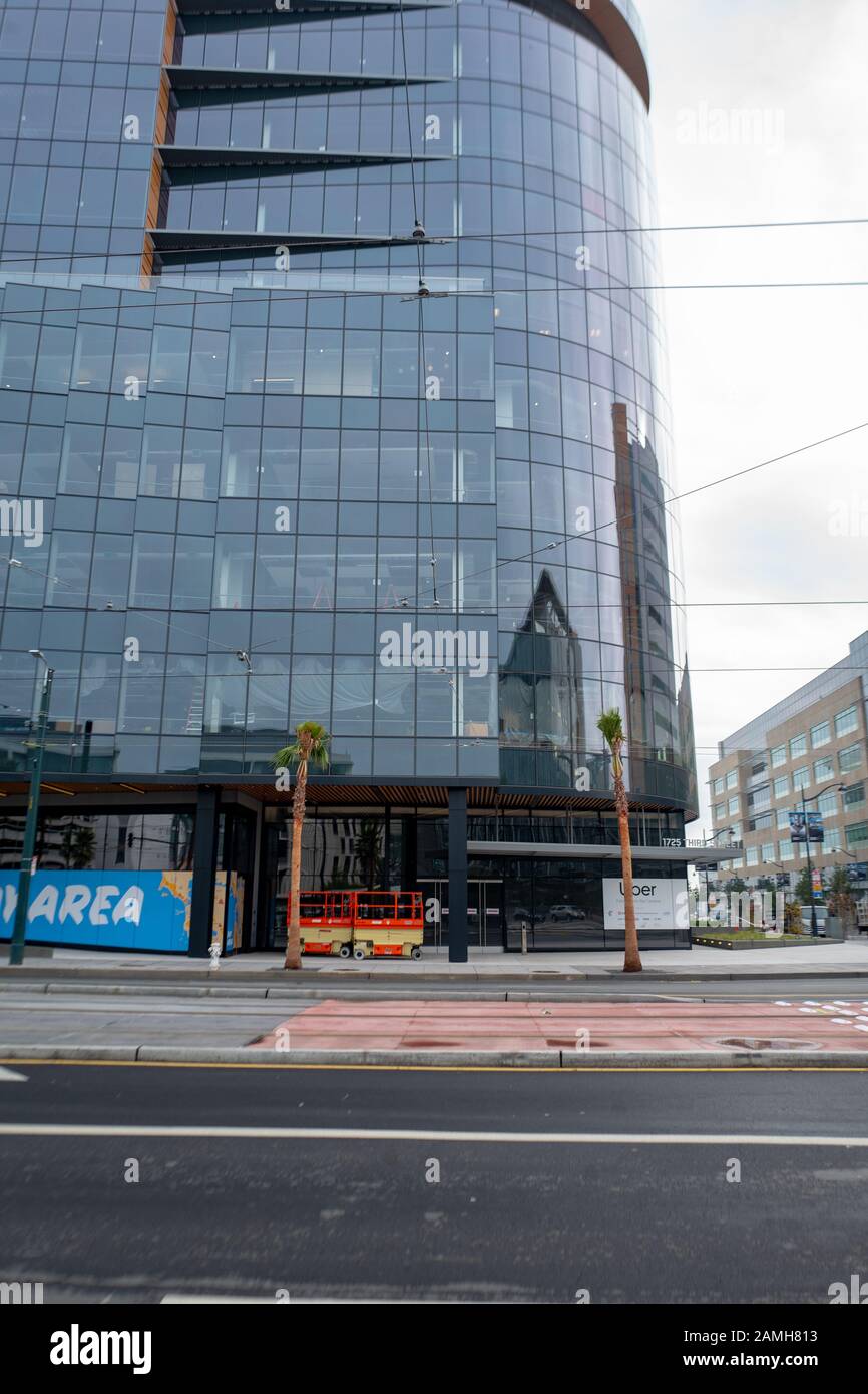 Segnaletica per la nuova sede, in fase di costruzione, per la società di riprogettazione Uber nel quartiere Mission Bay di San Francisco, California, 5 dicembre 2019. () Foto Stock