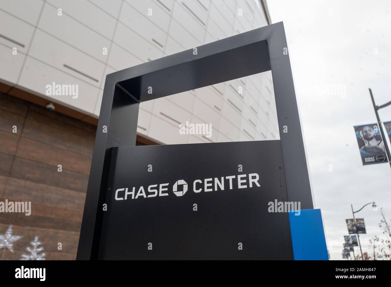 Insegne al Chase Center, la nuova sede della squadra di pallacanestro NBA dei Golden state Warriors, nel quartiere Mission Bay di San Francisco, California, 5 dicembre 2019. () Foto Stock