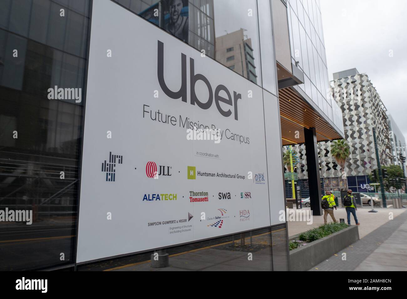Segnaletica per la nuova sede, in fase di costruzione, per la società di riprogettazione Uber nel quartiere Mission Bay di San Francisco, California, 5 dicembre 2019. () Foto Stock