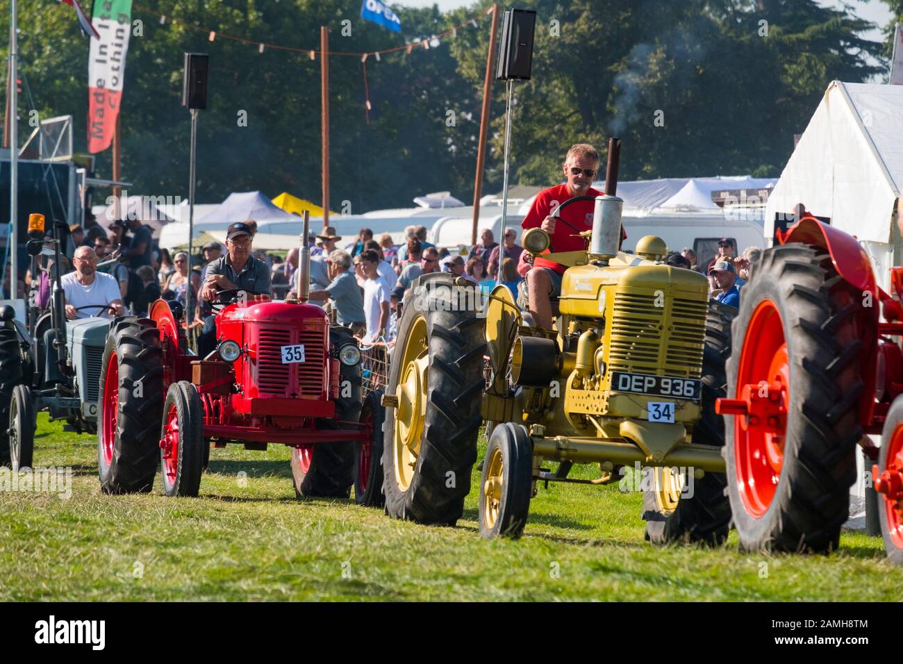 Trattori agricoli in parata al 2019 Shrewsbury Steam Rally, Shropshire, Inghilterra, Regno Unito Foto Stock