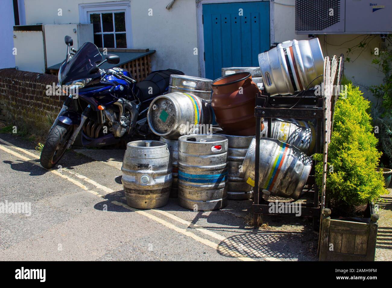 7 giugno 2017 i fusti di birra Vuoti sono partiti da un punto di raccolta sul retro di un piccolo pub affollato nel villaggio di Bosham, nel West Sussex England Foto Stock
